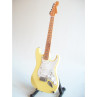 MINIATURE GUITARE STRATOCASTER HENDRIX JAUNE 27CM