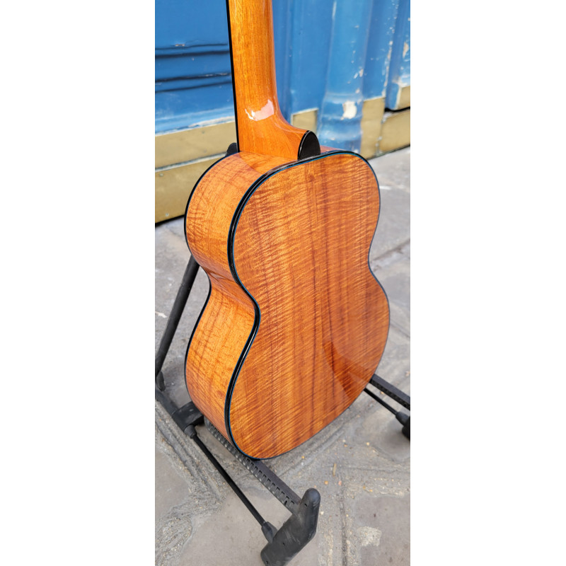 UKULELE KAMAKA TENOR SIGNATURE JAKE SHIMABUKURO ELECTRO BLUE