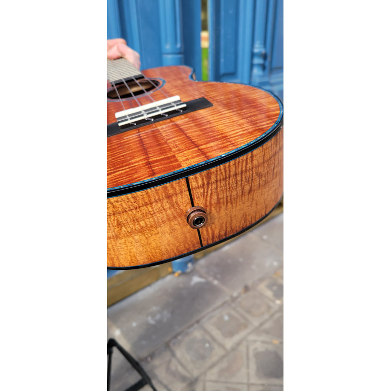 UKULELE KAMAKA TENOR SIGNATURE JAKE SHIMABUKURO ELECTRO BLUE