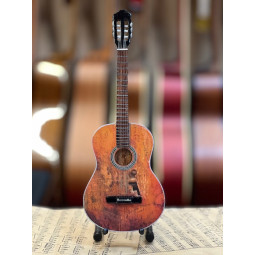 MINIATURE GUITARE WILLIE NELSON 27CM 