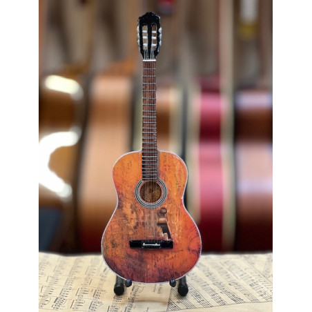 MINIATURE GUITARE WILLIE NELSON 27CM 