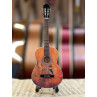 MINIATURE GUITARE WILLIE NELSON 27CM 
