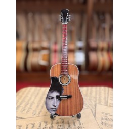 MINIATURE GUITARE BOB DYLAN ACOUSTIQUE 27CM